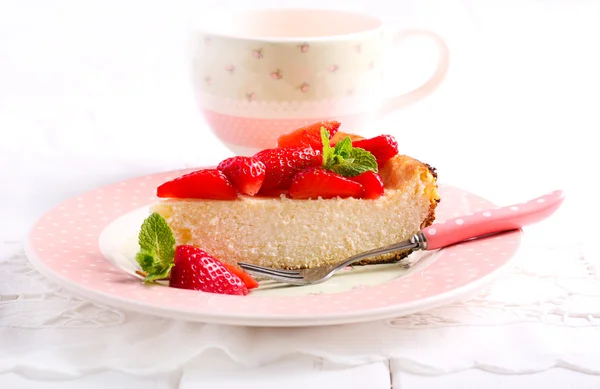 Cheesecake with strawberry topping — Stock Photo, Image