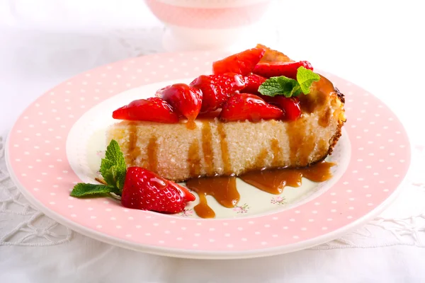 Çilekli cheesecake dilimi — Stok fotoğraf