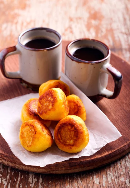 Vanilla ricotta fritters and cups of coffee — Stock Photo, Image