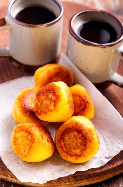 Vanilla ricotta fritters and cups of coffee — Stock Photo, Image