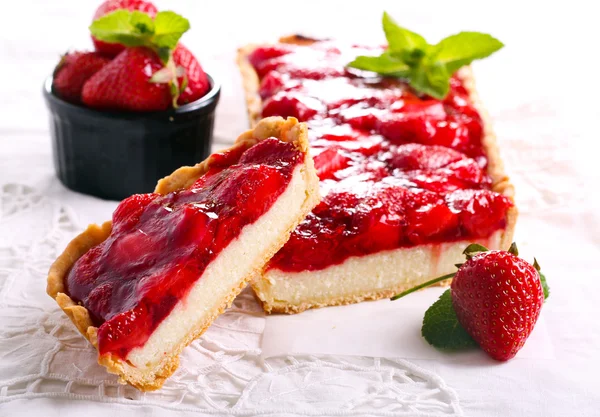 Tarta de tarta de queso con relleno de gelatina de fresa , — Foto de Stock