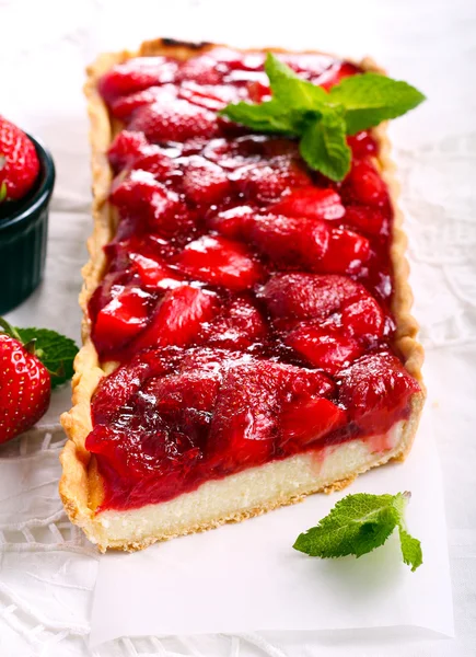 Tarta de tarta de queso con relleno de gelatina de fresa — Foto de Stock
