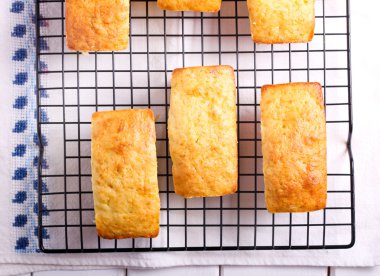 Mini somun kek tel raf üzerinde