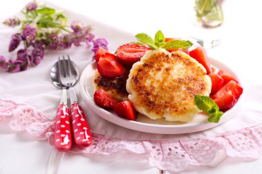 Çilek ile tatlı ricotta börek