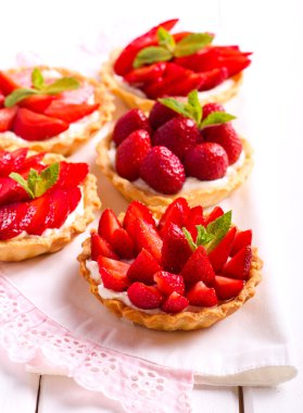 Çilek ve krem peynir mini kek 