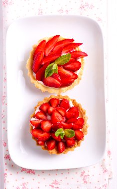 Çilek ve krem peynir mini kek 