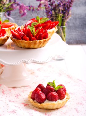 Çilek ve krem peynir mini kek 