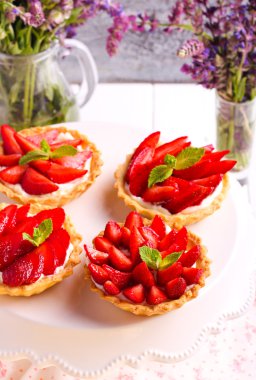 Çilek ve krem peynir mini kek 