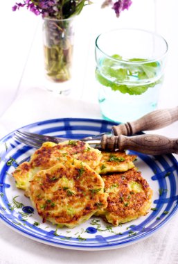 İle kıyılmış dereotu kabak börek 