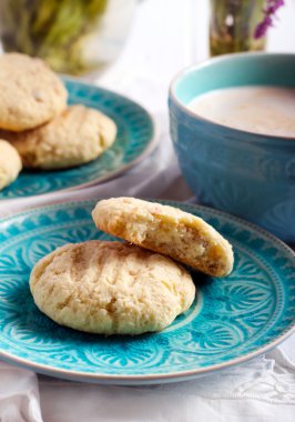 Mavi plaka üzerinde Hindistan cevizi kıtır kıtır kurabiye 