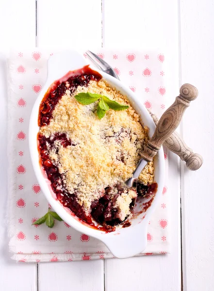 Berry crumble cake in a tin — Stock Photo, Image