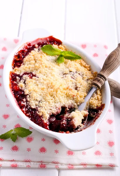 Berry crumble topping cake