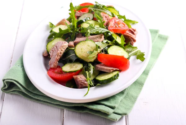 Говядина, огурец, помидор и ракетный салат — стоковое фото