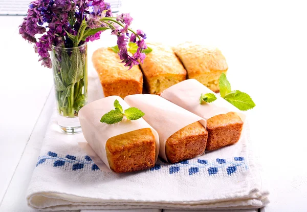 Mini loaf cakes with mint decoration — Stock Photo, Image