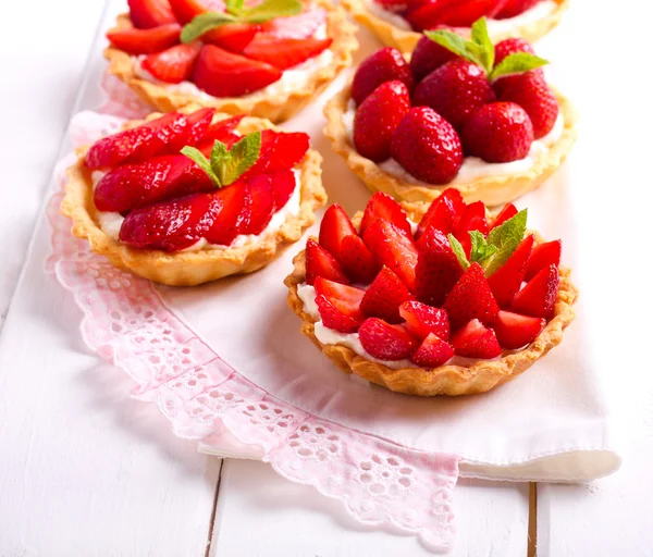 草莓和奶油芝士迷你蛋糕 — 图库照片