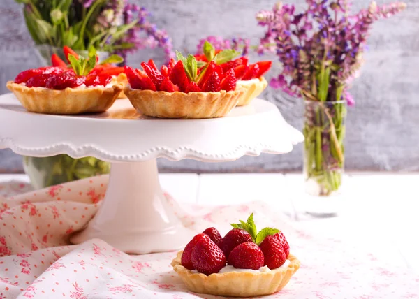Strawberry and cream cheese mini cakes — Stock Photo, Image