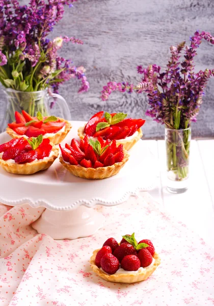 Mini-Kuchen mit Erdbeere und Frischkäse — Stockfoto