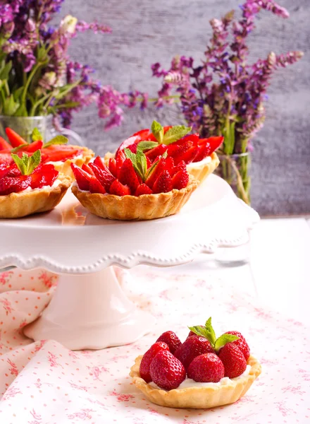 Mini koláče jahodové a krémovým sýrem — Stock fotografie