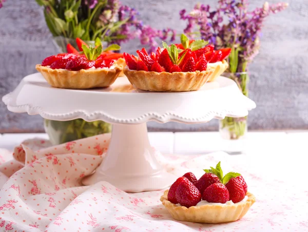 Aardbeien en room kaas mini gebak — Stockfoto