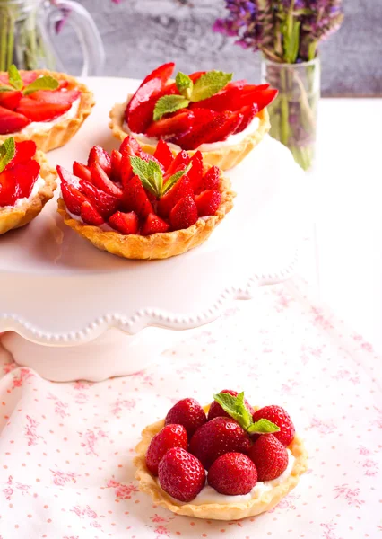 Mini-Kuchen mit Erdbeere und Frischkäse — Stockfoto