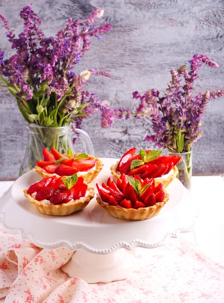 Mini-Kuchen mit Erdbeere und Frischkäse — Stockfoto