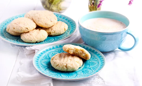 Coconut crunchy cookies on blue plate — Stock Photo, Image