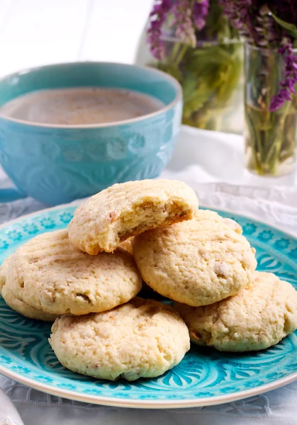 Kokos knäckig cookies på blå tallrik — Stockfoto