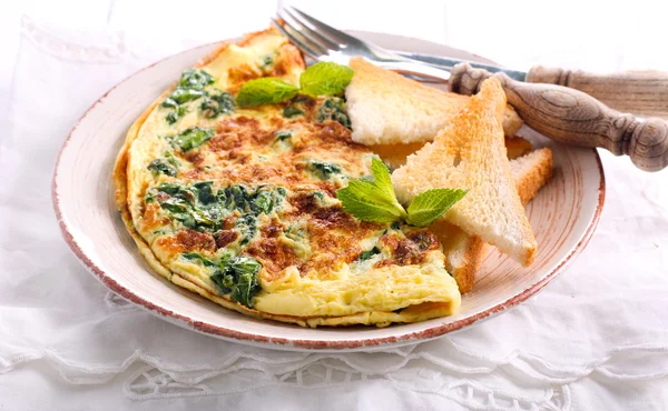 Spenat och mynta omelett och rostat bröd — Stockfoto