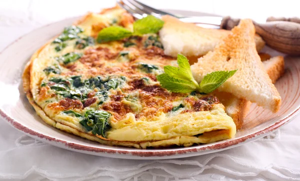 Spinach and mint omelet and toasts — Stock Photo, Image