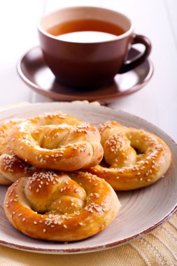 Susam ile yumuşak pretzels