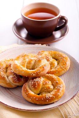 Susam ile yumuşak pretzels 