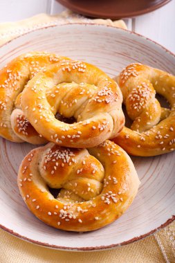 Susam ile yumuşak pretzels 