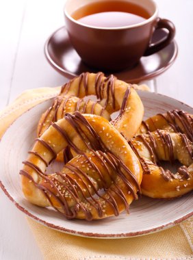 Susam ile yumuşak pretzels 