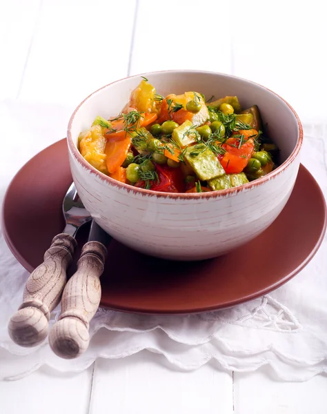 Courgette, erwten, wortel en tomaat braadpan — Stockfoto
