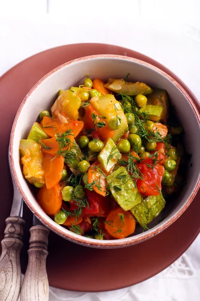 Zucchini, Erbsen, Karotten und Tomaten-Auflauf — Stockfoto