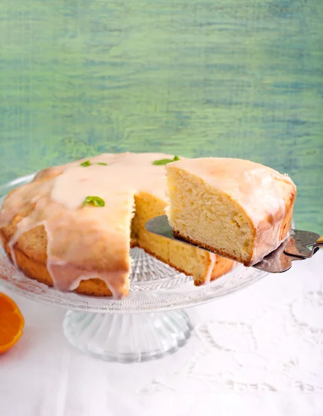 Gâteau aux agrumes avec glaçage sur le dessus — Photo