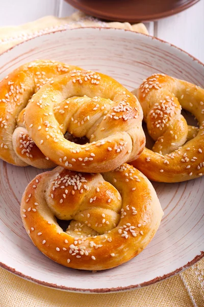 Mjuk pretzels med Sesam — Stockfoto