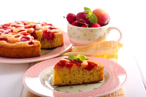 Fruit and berry cake, sliced, — Stock Photo, Image