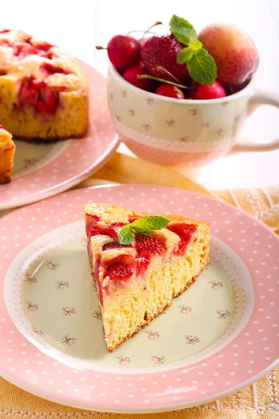 Pastel de frutas y bayas, en rodajas — Foto de Stock