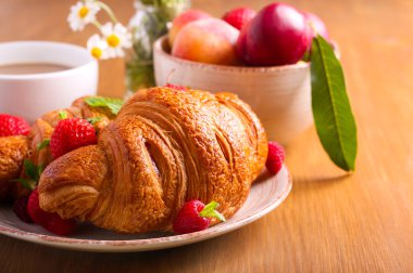 Kruvasan taze çilek ile 