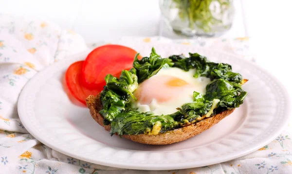 Spinaci fritti e un uovo — Foto Stock