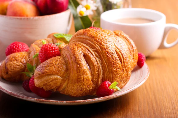 Croissanter med färska bär — Stockfoto