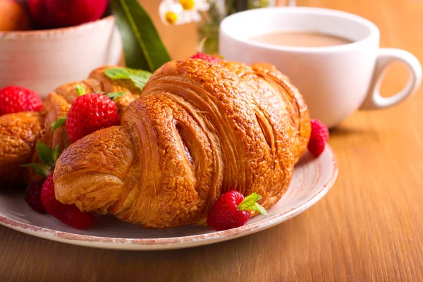 Croissanter med färska bär — Stockfoto