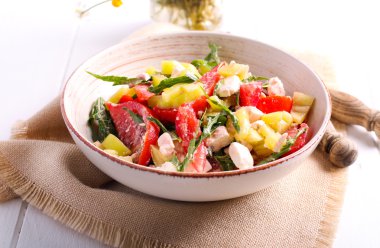 Domates, biber, roket ve beyaz peynir salatası 
