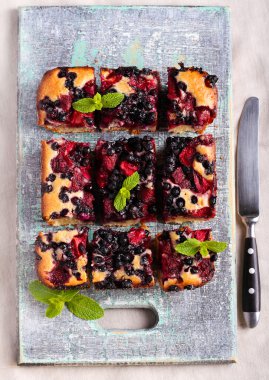 Gemide dilimlenmiş Berry kek, Hindistan cevizi ve kireç