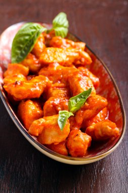 Domates soslu tavuk fileto ısırıkları