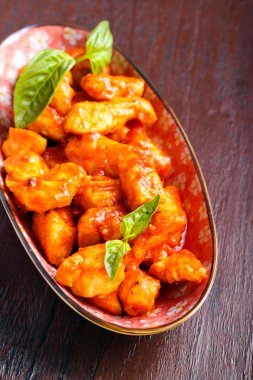 Domates soslu tavuk fileto ısırıkları 