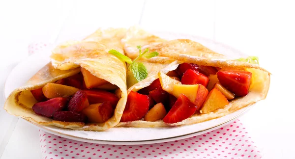 Panqueques con relleno de bayas y frutas — Foto de Stock