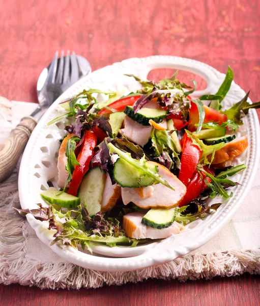 Tomate, pepino, salada de peito de frango — Fotografia de Stock