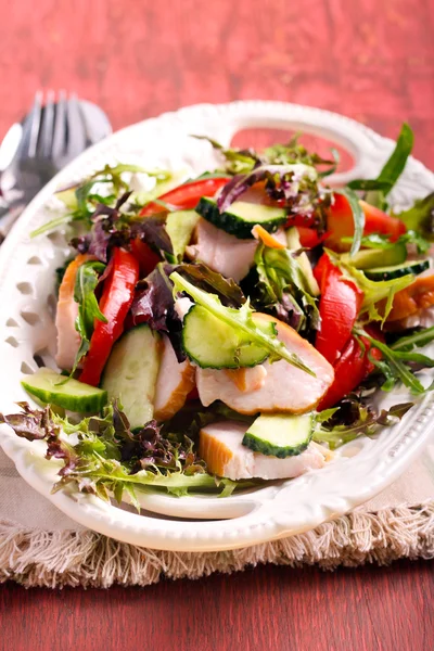 Tomaat, komkommer, kipfilet, salade — Stockfoto